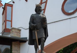 2.) Szent László szobra